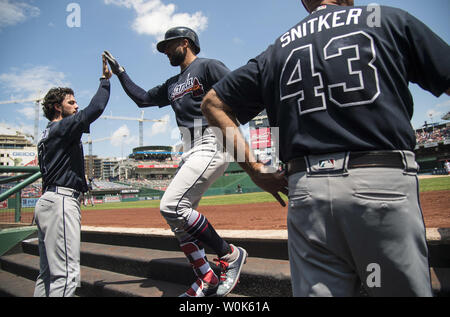 A fan interferes with Atlanta Braves right fielder Nick Markakis (22) who  tries to catch a foul ball by New York Mets' Asdrubal Cabrera in the sixth  inning of a baseball game