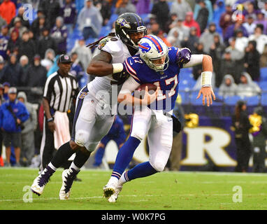 Baltimore Ravens linebacker Za'Darius Smith (90) reacts in the second half  of an NFL football game against the Cleveland Browns, Sunday, Sept. 18,  2016, in Cleveland. (AP Photo/David Richard Stock Photo - Alamy