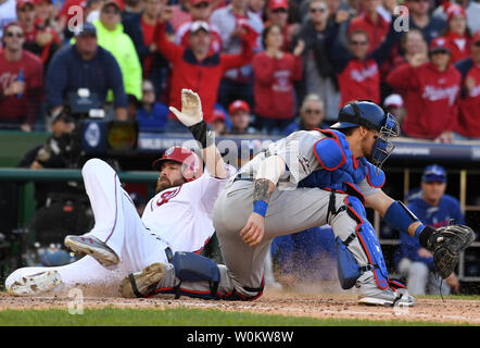 Los Angeles Dodgers catcher Yasmani Grandal, left, fails to catch the ball  thrown from right field, as St. Louis Cardinals' Jedd Gyorko (3) scores on  a sacrifice fly by Yadier Molina during