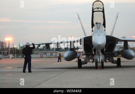 A plane assigned to the “Diamondbacks” of Strike Fighter Squadron One Zero Two (VFA-102) goes through the shutdown procedures prior to the pilot exiting an F/A-18F Super Hornet at Naval Air Facility Atsugi Japan on November 13, 2003.   VFA-102 is the first Super Hornet squadron permanently forward deployed outside the United States.  (UPI Photo/John E. Woods/Navy) Stock Photo