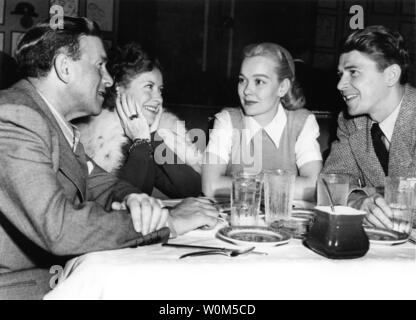 Ronald Reagan and his first wife actress Jane Wyman (R) are seen here in this March 17, 1946 file photo dining at the Brown Derby restaurant in Hollywood, California with fellow actors George Burns (L) and his wife Gracie Allen (2nd,L). (UPI/File) Stock Photo