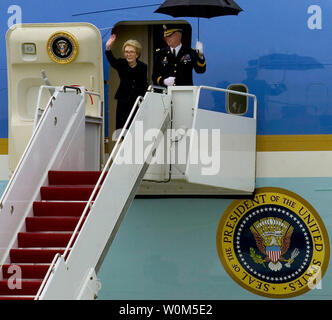 Nancy Reagan, accompanied by Army Maj. Gen. Galen B. Jackman, Commanding General U. S. Army Military District of Washington, waves to the mourners in attendance at Andrews Air Force Base prior to boarding VC-25 Special Airlift Mission (SAM) 28000 following her late husband's state funeral at the Washington National Cathedral in Washington, D.C. on June 11, 2004.  Mrs. Reagan along with the former President's casket flew back to California where the private funeral service will be held later this evening on the grounds of the Ronald Reagan Presidential Library. (UPI Photo/ Monica J. Darby-USN) Stock Photo