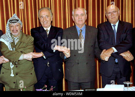 Palestinian leader Yasser Arafat died in a military hospital outside Paris early on November 11, 2004. He was 75 years old. File photo shows Nobel Peace Prize Laureates Yasser Arafat, former Israeli Prime Minister Shimon Peres, former USSR President Mikhail Gorbachev and former South African President F.W. deKlerk (l to r) in Ramallah on Dec. 11, 1999.   (UPI Photo/FILE) Stock Photo
