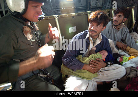 U.S. Navy Aviation Electronics Technician 2nd class John Wilkins speaks with injured Pakistanis aboard a MH-53E Sea Dragon helicopter in Muzafarabad, Pakistan, on Oct. 14, 2005. The United States government is participating in a multinational humanitarian assistance and support effort led by the Pakistani Government to bring aid to victims of the devastating earthquake that struck the region Oct. 8, 2005.    (UPI Photo/Timothy Smith/US Navy) Stock Photo