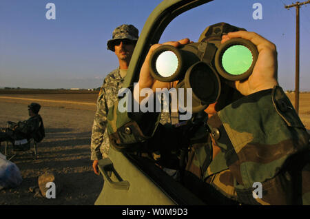 Spc. Anthony Omar of Raeford watches the horizon for any movement on the U.S.- Mexican Border in San Luis, Ariz. on July 30, 2006. Lowery is one of over 200 North Carolina National Guard Soldiers assigned to the 1-252 Combined Arms Battalion, North Carolina Army National Guard. The soldiers are currently deployed here for their annual training. Their duties include observing the southern U.S. border. (UPI Photo/Brian E. Christiansen/US NATIONAL GUARD) Stock Photo