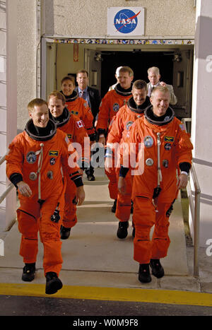 The STS-115 crew walks out of the Operations and Checkout Building to head for Launch Pad 39B at Kennedy Space Center on August 10, 2006. Leading the way on the left is Pilot Christopher Ferguson; behind him are Mission Specialists Steven MacLean and Heidemarie Stefanyshyn-Piper. Leading on the right is Commander Brent Jett; behind him re Mission Specialists Daniel Burbank and Joseph Tanner. MacLean is with the Canadian Space Agency. They are taking part in a simulated launch countdown as part of the preparation for the liftoff of Space Shuttle Atlantis on mission STS-115, scheduled to take pl Stock Photo