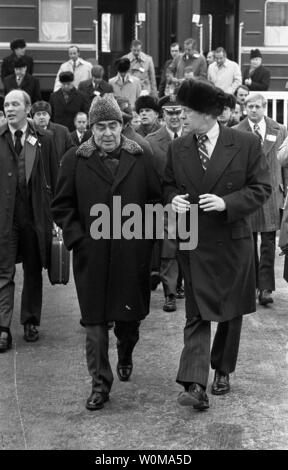 President Gerald Ford (R), shown in a November 23, 1974 file photo, died at the age of 93 in his home in Rancho Mirage, California on December 26, 2006. President Ford is pictured with Soviet General Secretary Leonid Brezhnev departing a train at the Okeansky Sanitarium in Vladivostok, USSR.  (UPI Photo/ David Hume Kennerly/Gerald R. Ford Library) Stock Photo