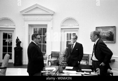 President Gerald Ford (R), shown in a April 28, 1975 file photo meeting with Secretary Henry Kissinger (L) and Vice President Nelson Rockefeller in the Oval Office, died at the age of 93 in his home in Rancho Mirage, California on December 26, 2006.  (UPI Photo/ David Hume Kennerly/Gerald R. Ford Library) Stock Photo