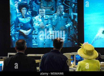 Britain's Queen Elizabeth II talks to the International Space Station crew with NASA Astronaut Michael Foale (C) and NASA Administrator Michael Griffin from NASA's Operational Control Room, during a tour of the NASA Goddard Space Flight Center in Greenbelt, Maryland on May 8, 2007. (UPI Photo/Bill Ingalls/NASA) Stock Photo