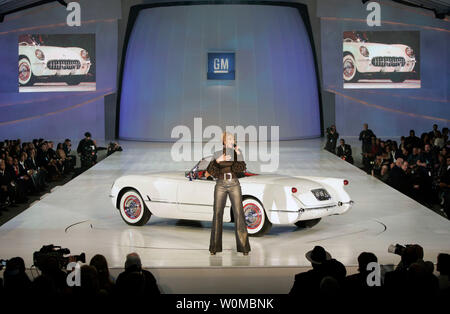 Mary J Blige performs 'Just Fine' with a 1953 Chevrolet Corvetteat at the GM Style- General Motors' music and fashion gala that kicks-off the 2008 North American International Auto Show on Saturday, January 12, 2007 in Detroit, Michigan. (UPI Photo/John F. Martin/General Motors) Stock Photo