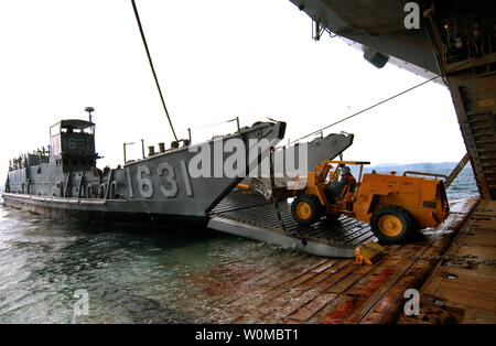 (Jan. 24, 2008) A forklift from the amphibious assault ship USS Essex (LHD 2) unloads supplies from Landing Craft Utility 1631 off the coast of Sasebo, Japan on January 24, 2008.  Essex is the lead ship in the Essex Expeditionary Strike Group and serves as the flagship for Task Force 76. (UPI Photo/Joshua J. Wahl/US Navy) Stock Photo