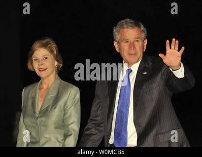 President George W. Bush and first lady Laura Bush return to the White House aboard Marine 1 after a five day trip to the Middle East on May 18, 2008.  During his visit The President addressed the Israeli Knesset and the World Economic Forum on the Middle East.  He also held talks in Saudi Arabia with King Abdallah on the soaring price of oil.  (UPI Photo/Ron Sachs/ Pool) Stock Photo