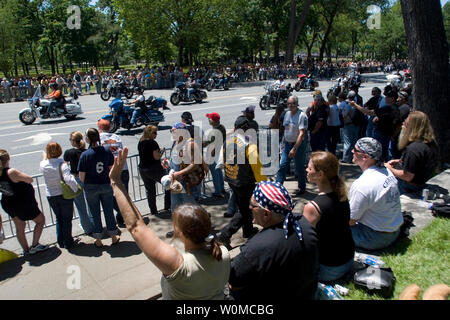 Spectators cheer bikers during XXI Rolling Thunder along The National Mall on Sunday, May 25, 2008 in Washington. Bikers from across US descended on Washington for the traditional Memorial Day weekend ride through the nation's capital. (UPI Photo/Kamenko Pajic) Stock Photo