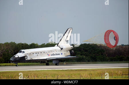 The space shuttle Discovery touches down at 11:15 a.m. EDT at the Kennedy Space Center in Florida on June 14, 2008. During the 13-day mission, Discovery and the crew of STS-124 delivered new components of the Japanese Experiment Module, or Kibo, to the International Space Station and the Canadian-built Special Purpose Dextrous Manipulator to the International Space Station. (UPI Photo/Bill Ingalls/NASA) Stock Photo