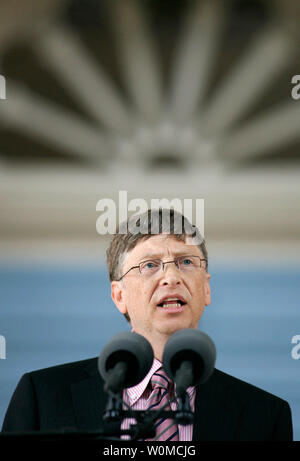 Microsoft Chairman Bill Gates steps down today, June 27, 2008, from his daily duties from the company he co-founded 33 years ago. Gates will devote more time to the $29.1 billion Bill and Melinda Gates Foundation, the company said. A Harvard drop-out himself, he is seen addressing the 2007 Harvard University Commencement Exercises in Cambridge, Massachusetts on June 7, 2007.  (UPI Photo/Matthew Healey/FILES) Stock Photo