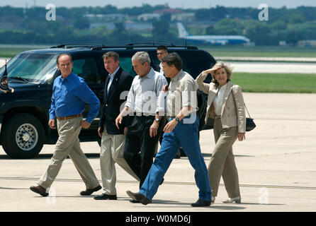 President George W. Bush (center) walks with Texas Gov. Rick Perry (right) and Texas Sen. Kay Bailey Hutchison, (far right) as they exit Air Force One on September 1 2008 at Lackland Air Force Base, Texas. The president visited San Antonio to be briefed on evacuation processes in response to Hurricane Gustav and to personally thank the Airmen responsible for the successful relief efforts. (UPI Photo/Bennie J. Davis III/DOD) Stock Photo