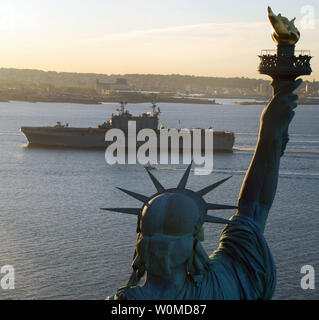 The amphibious assault ship USS Nassau (LHA 4) passes the Statue of Liberty as she arrives in New York City for the annual Columbus Celebration on October 10, 2008. Nassau Sailors will participate in the New York City Columbus Day parade on Oct. 13. (UPI Photo/Eric M. Durie/US Navy) Stock Photo