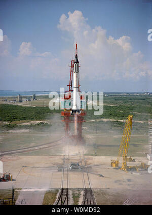 Astronaut Alan Shepard is hurled into space atop a Mercury-Redstone rocket on May 5, 1961. Freedom 7 was the first American manned suborbital space flight, making Shepard the first American in space. He later commanded the Apollo 14 mission, and was the fifth person to walk on the moon.   (UPI Photo/NASA/FILE) Stock Photo