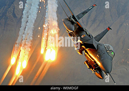 An F-15E Strike Eagle from the 391st Expeditionary Fighter Squadron at Bagram Air Base, Afghanistan, launches heat decoys during a close-air-support mission over Afghanistan, December 15, 2008. (UPI Photo/Aaron Allmon/U.S. Air Force) . Stock Photo