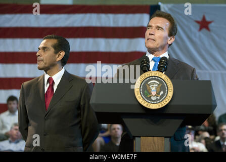 California Governor Arnold Schwarzenegger (R) introduces U.S. President Barack Obama, as Los Angeles Mayor Antonio Villaraigosa looks on, at a town hall meeting at the Miguel Contreras Learning Center in Los Angeles on March 19, 2009. (UPI Photo/William Foster/Governor Schwarzenegger's Office) Stock Photo