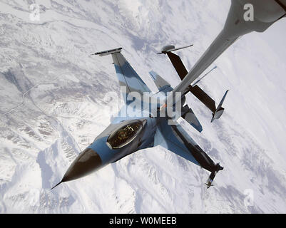 An F-16 Fighting Falcon disconnects from a KC-10 Extender after being refueled during a Red Flag-Alaska exercise on April 22, 2009. The F-16 is from the 18th Aggressor Squadron at Eielson Air Force Base, Alaska.  (UPI Photo/Jonathan Snyder/US Air Force) Stock Photo