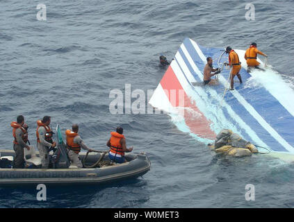 In this photo released by the Brazilian Air Force members of Brazil's Navy recover debris from the missing Air France jet in the Atlantic Ocean, June 8, 2009. The U.S. Navy is sending a team equipped with underwater listening devices to assist in the search for the missing black box. (UPI Photo/Brazilian Air Force ) Stock Photo