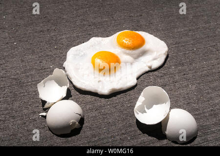 The expression 'it's hot enough to fry eggs on a sidewalk' is used during a heatwave, New York City, United States Stock Photo