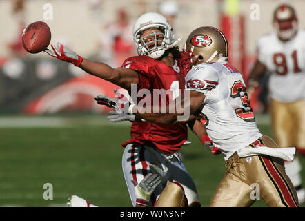 Larry Fitzgerald Goes for the Leaping Catch. Editorial Photography - Image  of stadium, quarterback: 150255377