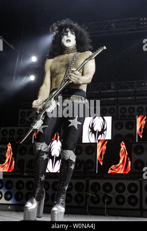 https://l450v.alamy.com/450v/w0na4j/paul-stanley-with-kiss-performs-in-concert-at-the-sound-advice-amphitheatre-in-west-palm-beach-florida-on-july-30-2004-upi-photomichael-bush-w0na4j.jpg