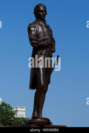 AJAXNETPHOTO. 3RD JUNE, 2019. SOUTHSEA, ENGLAND. - TRAFALGAR HERO - BRONZE STATUE OF BATTLE OF TRAFALGAR COMMANDER ADMIRAL HORATIO NELSON NEAR GRAND PARADE, OLD PORTSMOUTH. STATUE WAS CENTRE OF A DISPUTE BETWEEN PORTSMOUTH COUNCIL AND PROTESTORS AGAINST MOVING IT FROM ITS ORIGINAL LOCATION NEAR SOUTHSEA COMMON CLOSER TO THE SEA. PHOTO:JONATHAN EASTLAND/AJAX REF:GX8 190306 369 Stock Photo