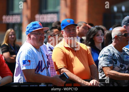 NEW YORK, NEW YORK - JUNE 27: Sarah Seaver, the daughter of Mets Hall of  Famer Tom Seaver speaks at a ceremony outside Citi Field in Corona, New  York Stock Photo - Alamy