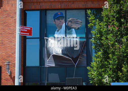 NEW YORK, NEW YORK - JUNE 27: Anne and Sarah Seaver, the daughters of New  York Mets Hall of Famer Tom Seaver and Cardinal Timothy M. Dolan during a  ce Stock Photo - Alamy