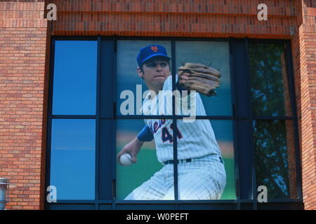 NEW YORK, NEW YORK - JUNE 27: Anne and Sarah Seaver, the daughters of New  York Mets Hall of Famer Tom Seaver and Cardinal Timothy M. Dolan during a  ce Stock Photo - Alamy