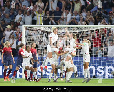 Le Havre, France. 27th June, 2019. Players of England celebrate scoring during the quarterfinal between England and Norway at the 2019 FIFA Women's World Cup in Le Havre, France, on June 27, 2019. England won 3-0. Credit: Cheng Tingting/Xinhua/Alamy Live News Stock Photo