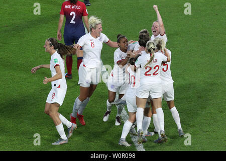 Le Havre, France. 27th June, 2019. Players of England celebrate during the quarterfinal between England and Norway at the 2019 FIFA Women's World Cup in Le Havre, France, on June 27, 2019. England won 3-0. Credit: Zheng Huansong/Xinhua/Alamy Live News Stock Photo