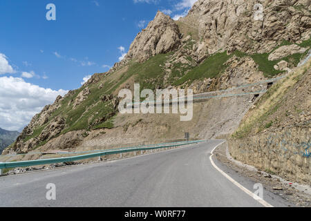 Summer Xinjiang Gobi highway car background Stock Photo