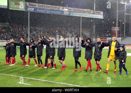 Der Dank an die Fans: Die Freiburger Spieler bedanken sich für die Unterstützung nach dem 2:1 Sieg gegen RB Leipzig Stock Photo