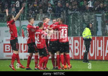 Freiburger Torjubel im Flockenwirbel: Torschuetze / Torschütze Nils Petersen (Freiburg) hat per Elfmeter/Strafstoss zum 1:0 getroffen,     1. BL: 17-18 -23. Spieltag - Freiburg vs. Bremen Stock Photo