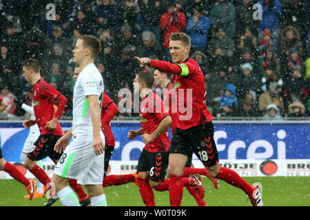 Schaut her, ich habe getroffen: Torschuetze / Torschütze Nils Petersen (Freiburg) nach seinem Strafstosstor,     1. BL: 17-18 -23. Spieltag - Freiburg vs. Bremen Stock Photo