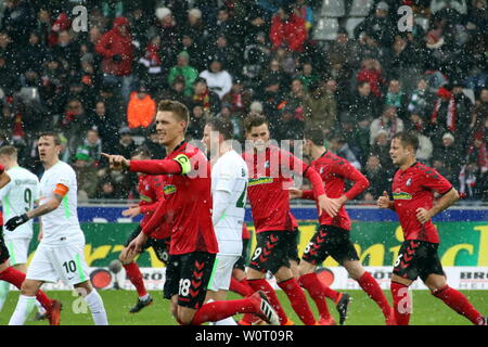 Torschuetze / Torschütze Nils Petersen (Freiburg) bejubelt sein Tor    1. BL: 17-18 -23. Spieltag - Freiburg vs. Bremen Stock Photo