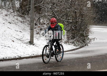 Wintereinbruch im Schwarzwald - In Freiburg im Breisgau wurden dieser Radfahrer vom Schneefall und galtter Fahrbahn überrascht, meldete sich am Freitagnachmittag der Winter mit kräftigen Schneeschauern zurück  Die Autofahrer müssen in den Abendstunden vor allem im Bergland mit glatten Straßen rechnen. Stock Photo