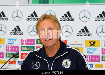 Trainer Horst Hrubesch,  Fußball-Länderspiel in Freiburg: Deutschland vs Frankreich (U 21) Stock Photo