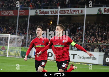 Florian Kath (Freiburg) jubelt mit Torschuetze / Torschütze Nils Petersen (Freiburg) über den Ausgleich,     1. BL: 17-18 -27. Spieltag - SC Freiburg vs VfB Stuttgart Stock Photo