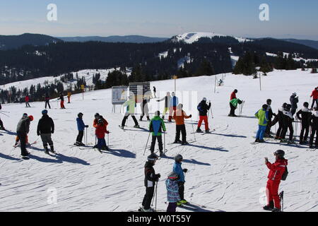 Wintersport am Feldberg bei Postkartenwetter. Tuasende von Skifahrern tummelten sich am Samstag (24.03.2018) auf der höchsten Erhebung des Landes zum Wintersport oder einfach einer Winterwanderung.  Im Hintergrund ist das Herzogenhorn zu sehen mit dem Wächtenkessel. Stock Photo