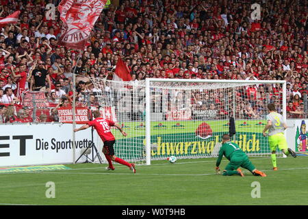 Torschuetze / Torschütze Nils Petersen (Freiburg) umkurvt Stefan Ruthenbeck Trainer (Koeln), und trifft zum 2:0,    1. BL: 17-18 - 32. Spieltag -  SC Freiburg vs. 1. FC Koeln Stock Photo