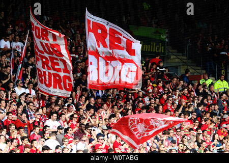 Die Freiburger Nordkurve macht Stimmung mit Flaggen und Fahnen beimn Spiel der 1. BL: 17-18 - 32. Spieltag -  SC Freiburg vs. 1. FC Koeln Stock Photo