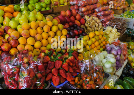 Marktstand auf einem Bauernmarkt mit frischem Obst und Gemuese. Stock Photo