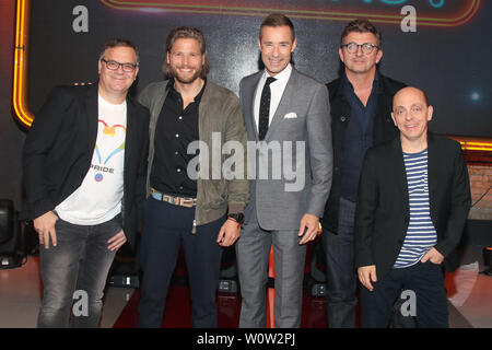 Elton,  Sebastian Strobel, Kai Pflaume, Hans Sigl, Bernhard Hoecker, Wer weiss denn sowas, Studio Hamburg, 05.11.2018 Stock Photo