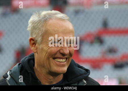 Hatte gut lachen, Trainer Christian Streich (Freiburg),    1. BL: 18-19: 10. Sptg. -  Bayern Muenchen vs. SC Freiburg  DFL REGULATIONS PROHIBIT ANY USE OF PHOTOGRAPHS AS IMAGE SEQUENCES AND/OR QUASI-VIDEO  Foto: Joachim Hahne/johapress Stock Photo