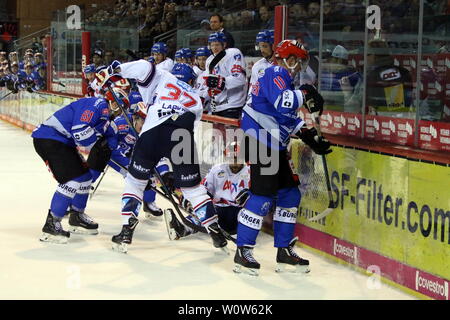 Duell an der Bande, Andrew Desjardins sitzt auf dem Boden, Ville Korhonen (Schwenningen), Mirko Hoefflin (Schwenningen), obenauf, v. li. im Zweikampf  , Thomas Larkin,    22. Sptg. DEL 18-19: SERC Wildwings vs. Adler Mannheim Stock Photo